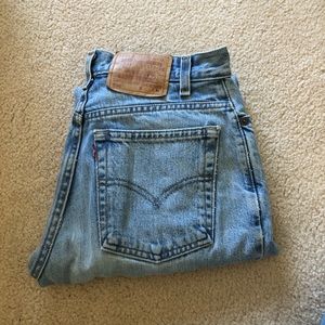 VINTAGE BLUE LEVI MOM JEANS